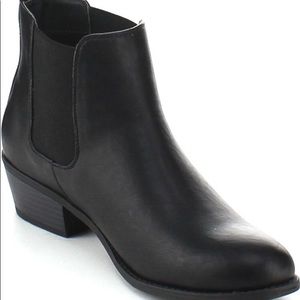 Refresh Black Chelsea Ankle Booties (N) w/ Stretch